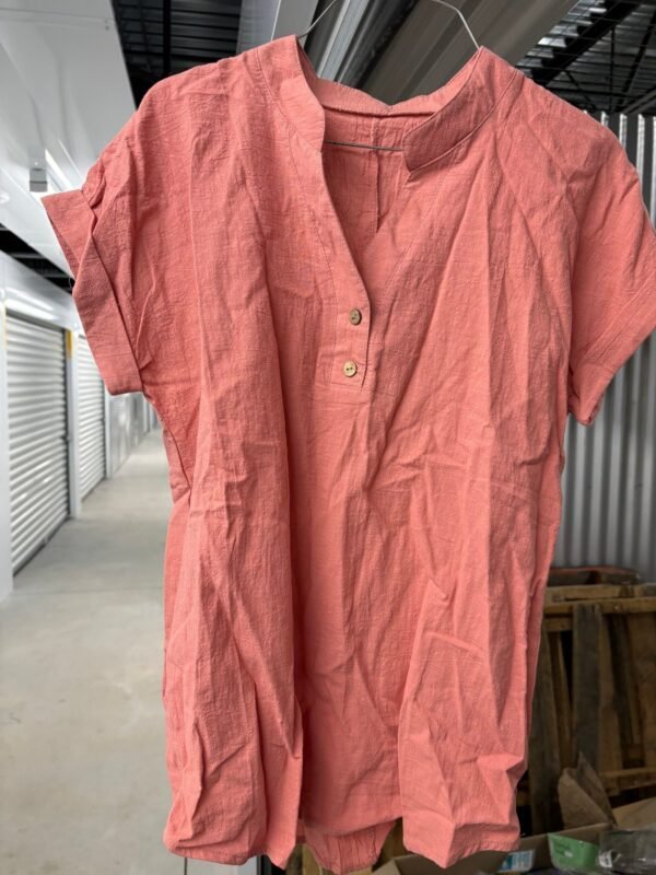 Woman’s collar top.